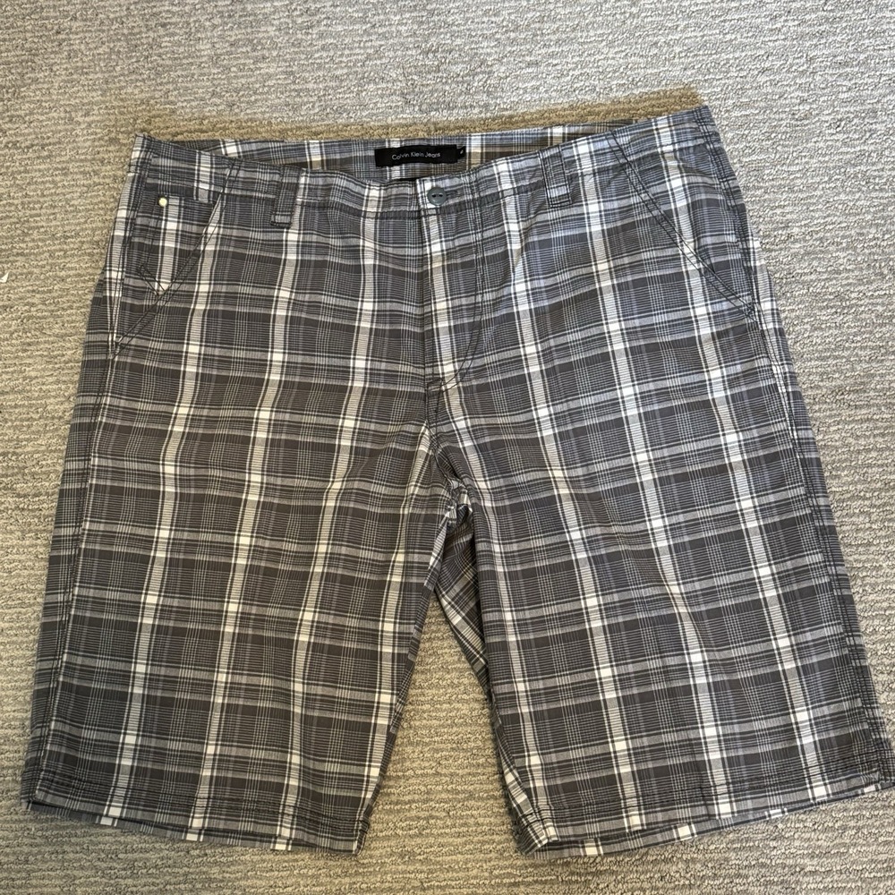 Calvin Klein Jeans Gray Plaid Cotton Shorts Mens Size 40 Measures 42x12 Inches‎